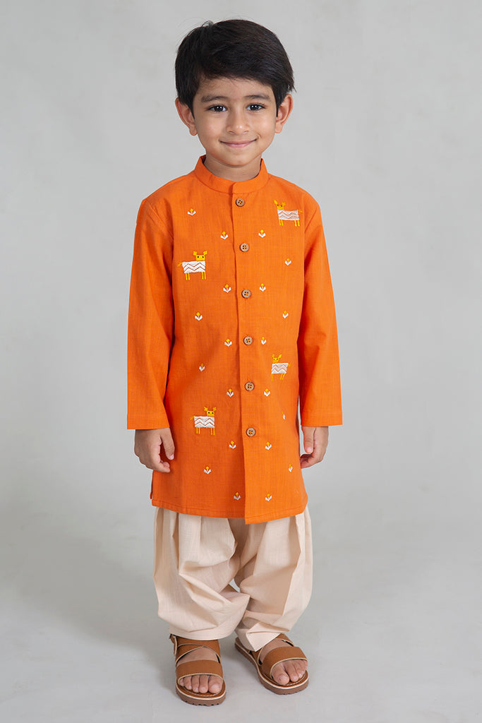 Buy Boys Orange Phulkari Deer Kurta Set by Tiber Taber Kids