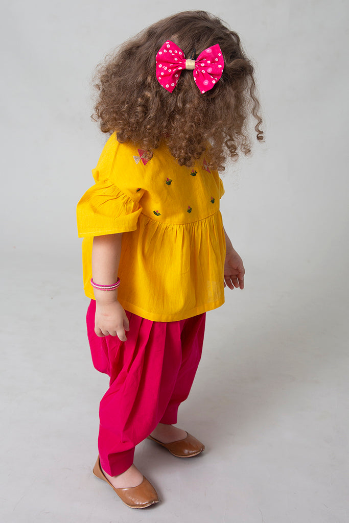 Buy Girls Yellow Phulkari Fish Top Set by Tiber Taber Kids