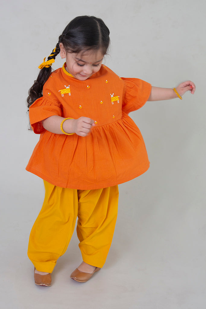 Buy Girl Ethnic Sets Online at Tiber Taber