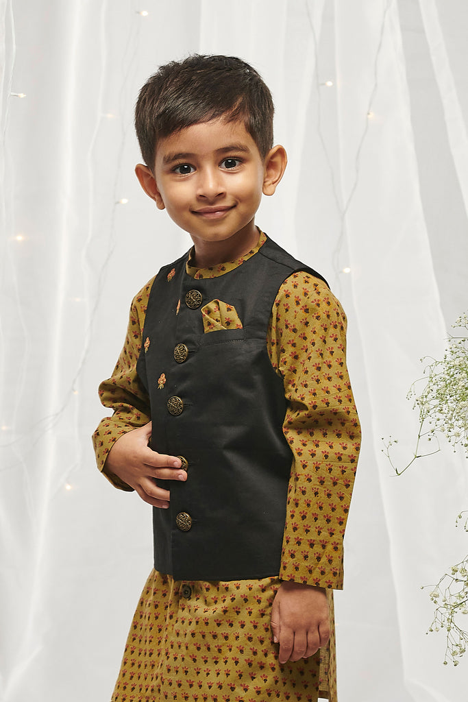 Boys Black Printed Buti Bundi Kurta Set by Tiber Taber Kids
