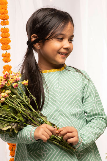 Girls Green Printed Bandhani Suit Set by Tiber Taber Kids
