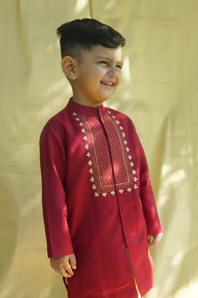 Boys Maroon Cross Yoke Kurta Set by Tiber Taber Kids