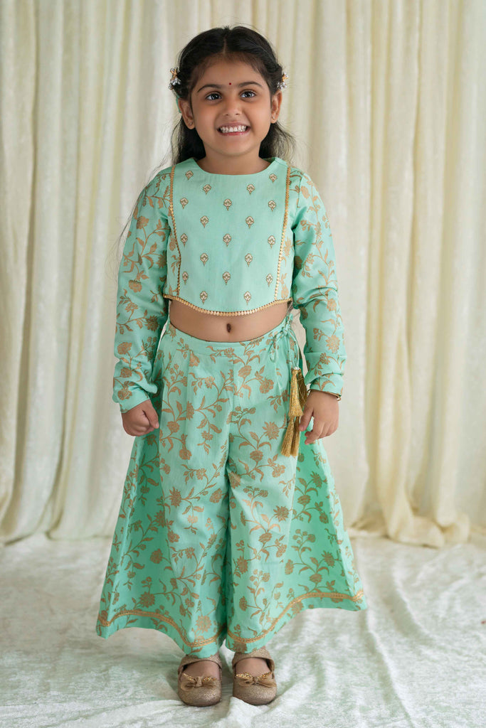 Buy Girls Combo Co-ord Set And Bow Hairclip Gold Print- Green by Tiber Taber Kids